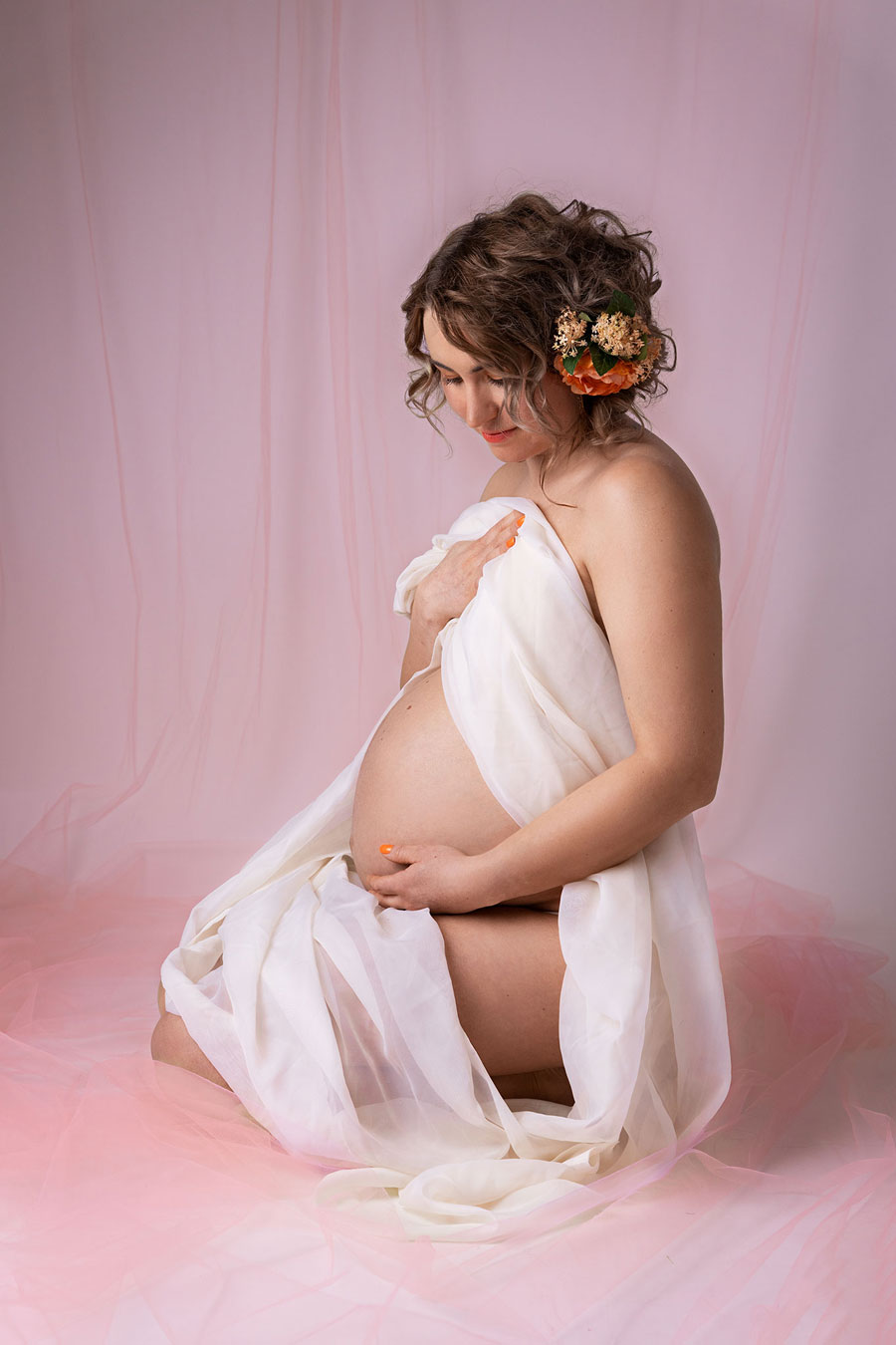 Odotuskuvaus studiolla vaaleanpunainen tausta.