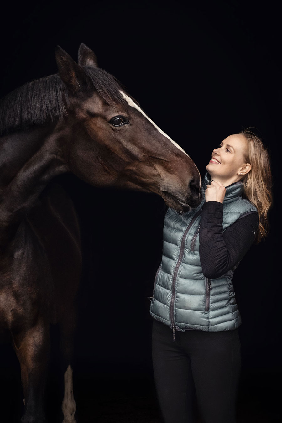 Muotokuvaus hevosen kanssa yhdessä, valokuvaaja Henna Ikonen .