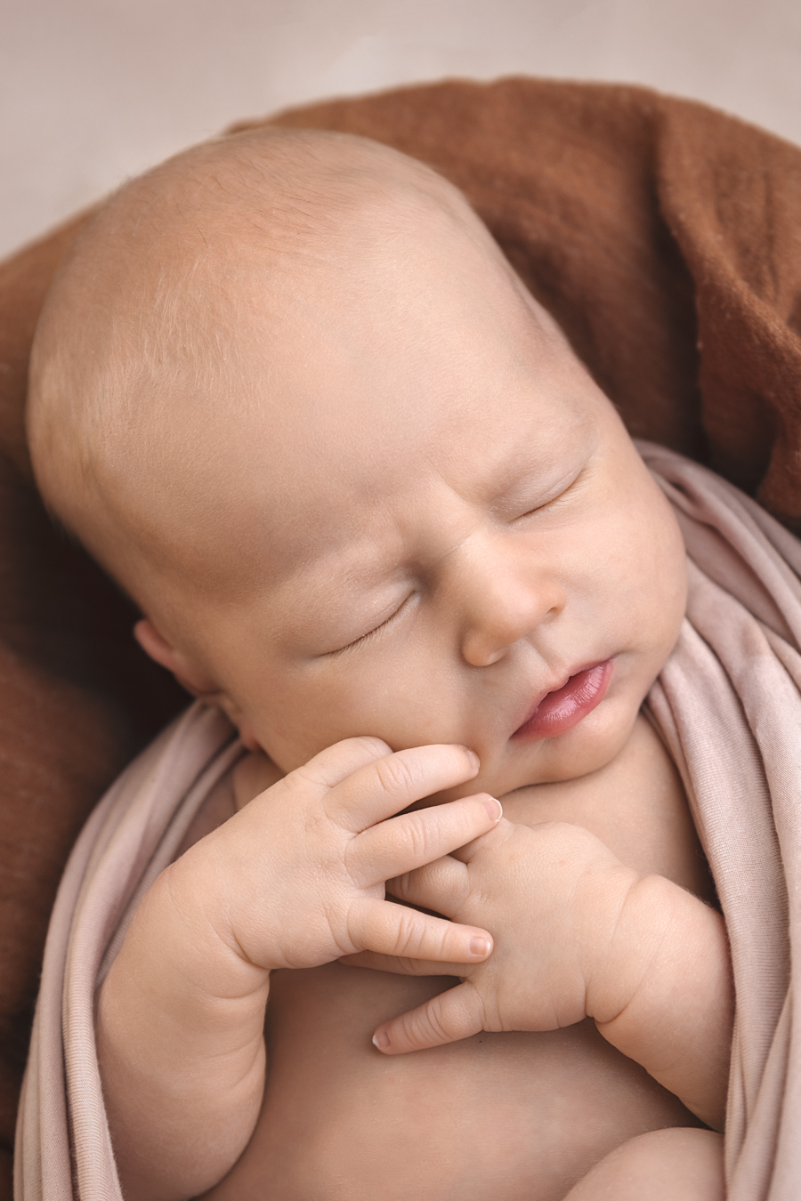 Newborn kuvaus valokuvaaja Henna Ikonen Varkaus.