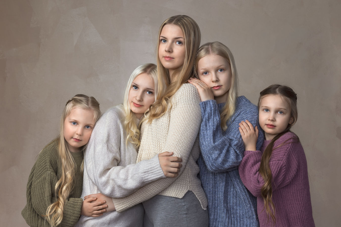 Sisaruskuvaus studiossa Valokuvaaja Henna Ikonen Varkaus.