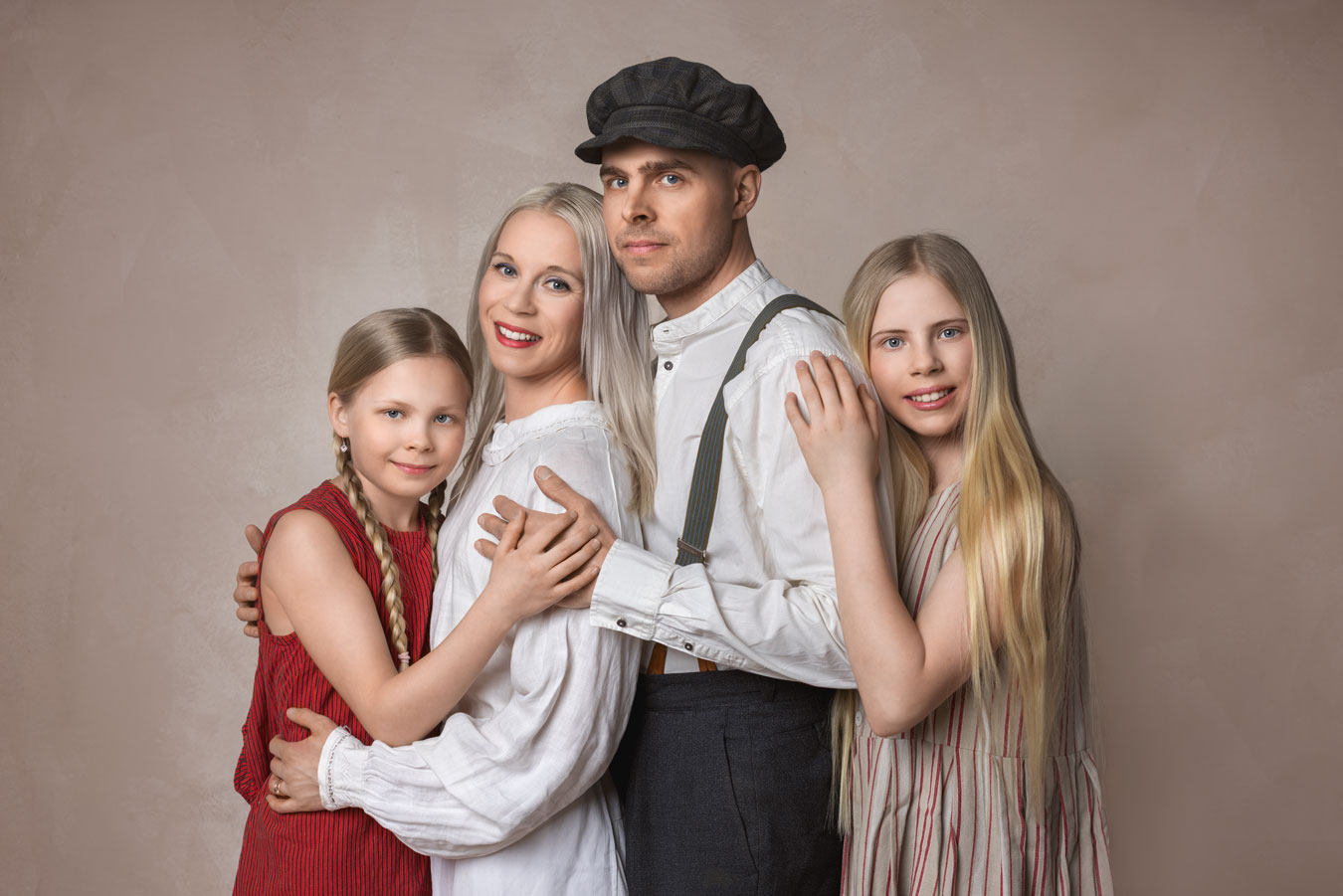 Perhekuvaus studiolla Valokuvaaja Henna Ikonen.