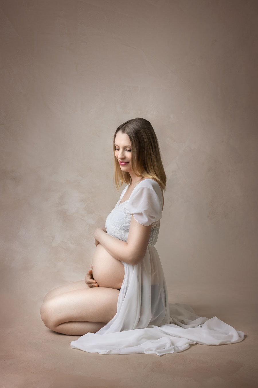 Raskauskuvaus studiossa Valokuvaaja Henna Ikonen Varkaus.