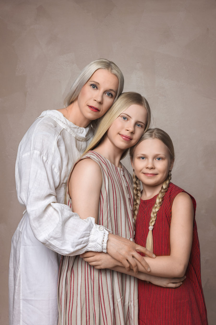 Äiti tytär kuvaus studiossa Valokuvaaja Henna Ikonen Varkaus.