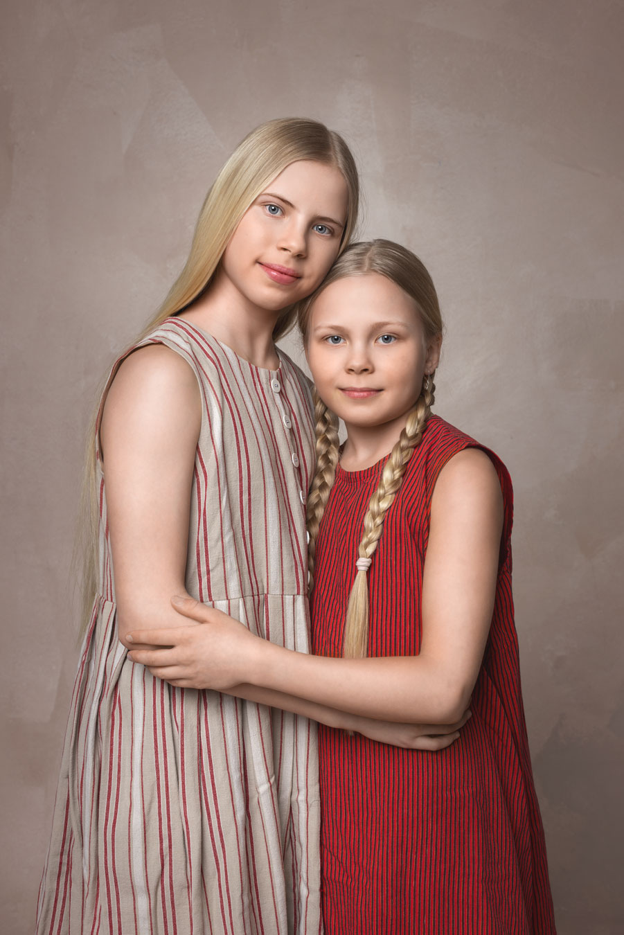 Sisaruskuvaus studiossa Valokuvaaja Henna Ikonen Varkaus.