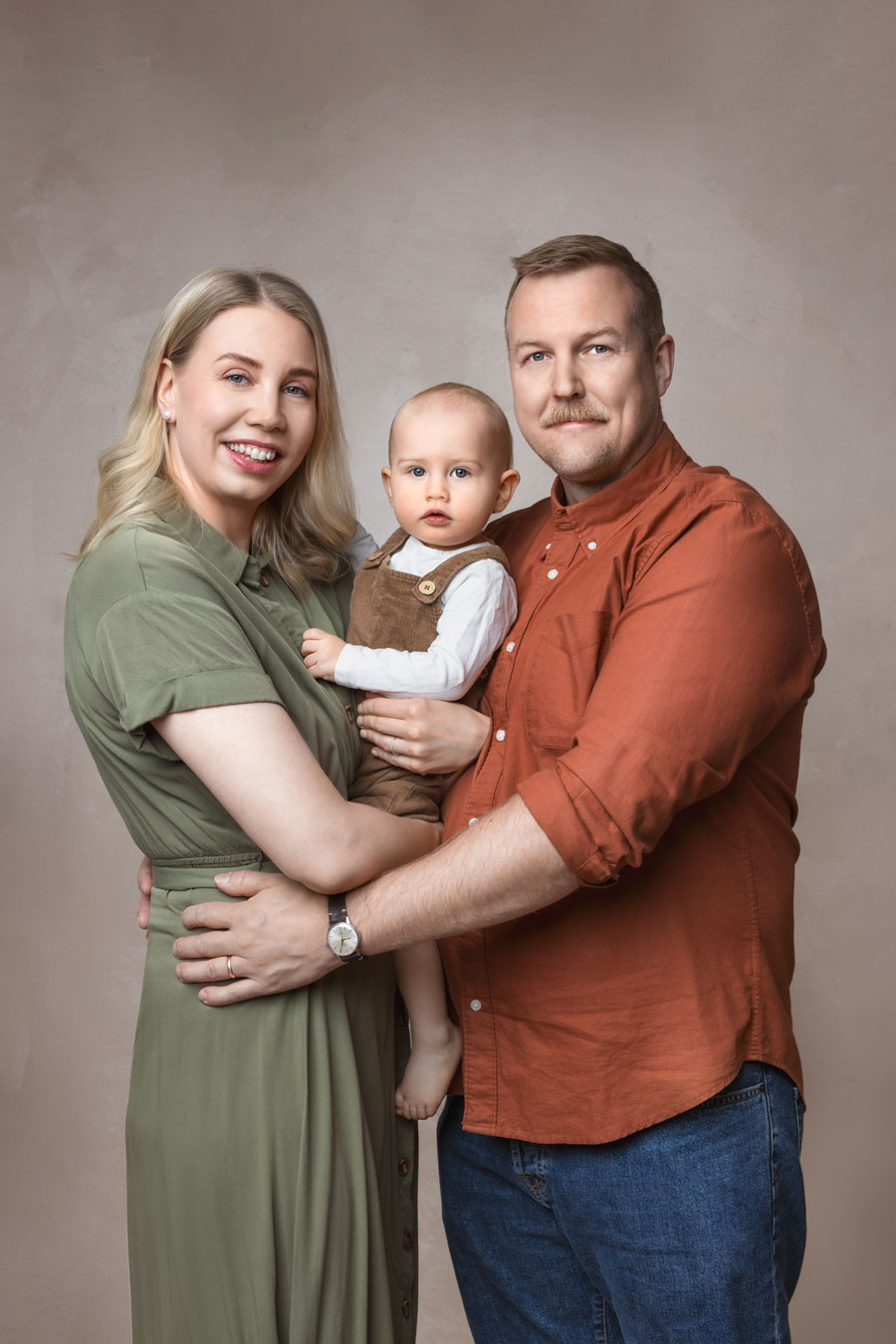 Perhekuvaus studiossa, Valokuvaaja Henna Ikonen Varkaus.